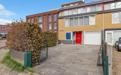 Hoekwoning te koop: Marga Klompéstraat 1, Spoorbuurt Zaandam