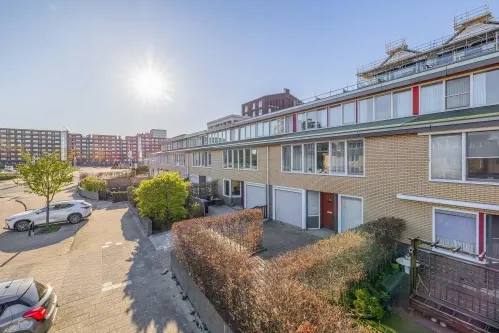 Tussenwoning te koop: Marga Klompéstraat 11, Spoorbuurt Zaandam