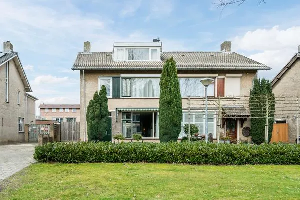 Twee-onder-één-kap te koop: Margrietstraat 23, Zeelst Veldhoven