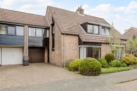 Tussenwoning te koop: Margrietstraat 53, Rijen
