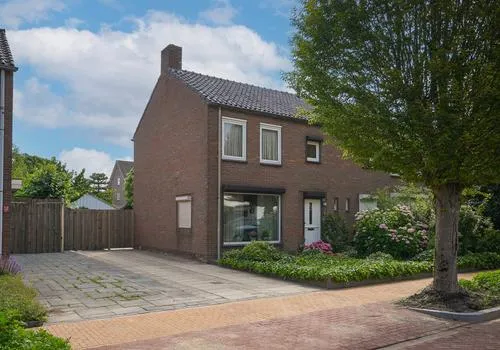 Semi-detached for sale: Margrietstraat 8, Kern Beneden-Leeuwen Beneden-Leeuwen