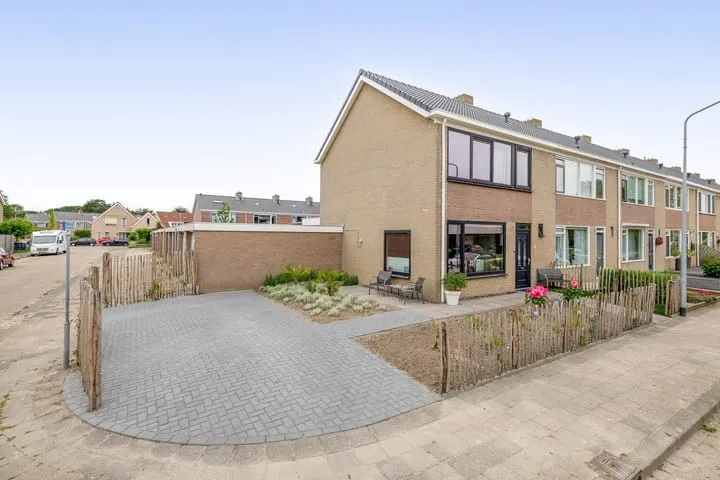 Terraced house for sale: Mariniersweg 32, Oude-Tonge centrum Oude-Tonge