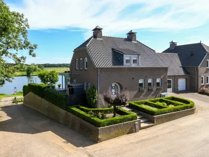 Twee-onder-één-kap te koop: Markt 16, Kessel-centrum Kessel