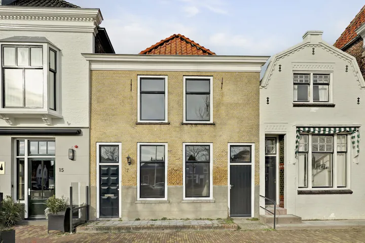 Twee-onder-één-kap te koop: Markt 17, Brouwershaven
