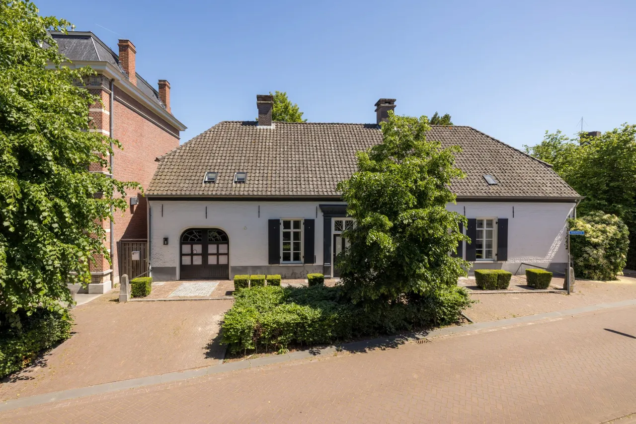 Vrijstaande woning te koop: Markt 2, Waalre