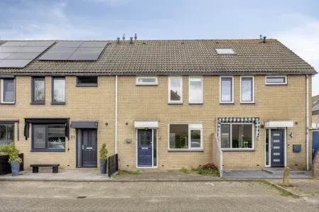 Tussenwoning te koop: Marmot 23, Hellevoetsluis