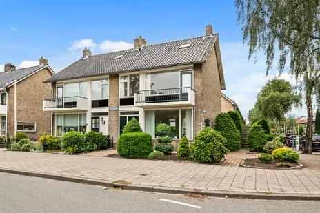 Twee-onder-één-kap te koop: Marnixstraat 37, Van Boetzelaerstraat Alphen Aan Den Rijn