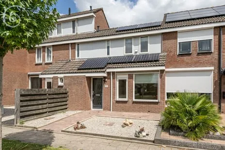 Tussenwoning te koop: Marshof 33, Oude-Tonge planetenbuurt Oude-Tonge