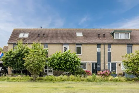 Terraced house for sale: Martin Luther Kinglaan 201, Kruis Hoeffe Hellevoetsluis