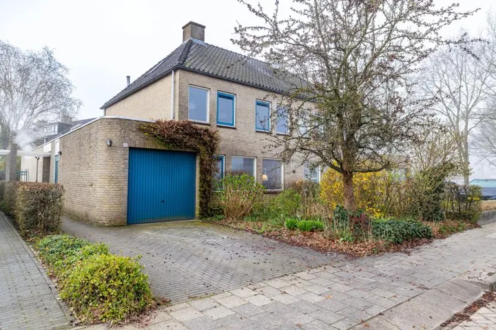 Twee-onder-één-kap te koop: Martin Luther Kingweg 10, De Hoven Assen