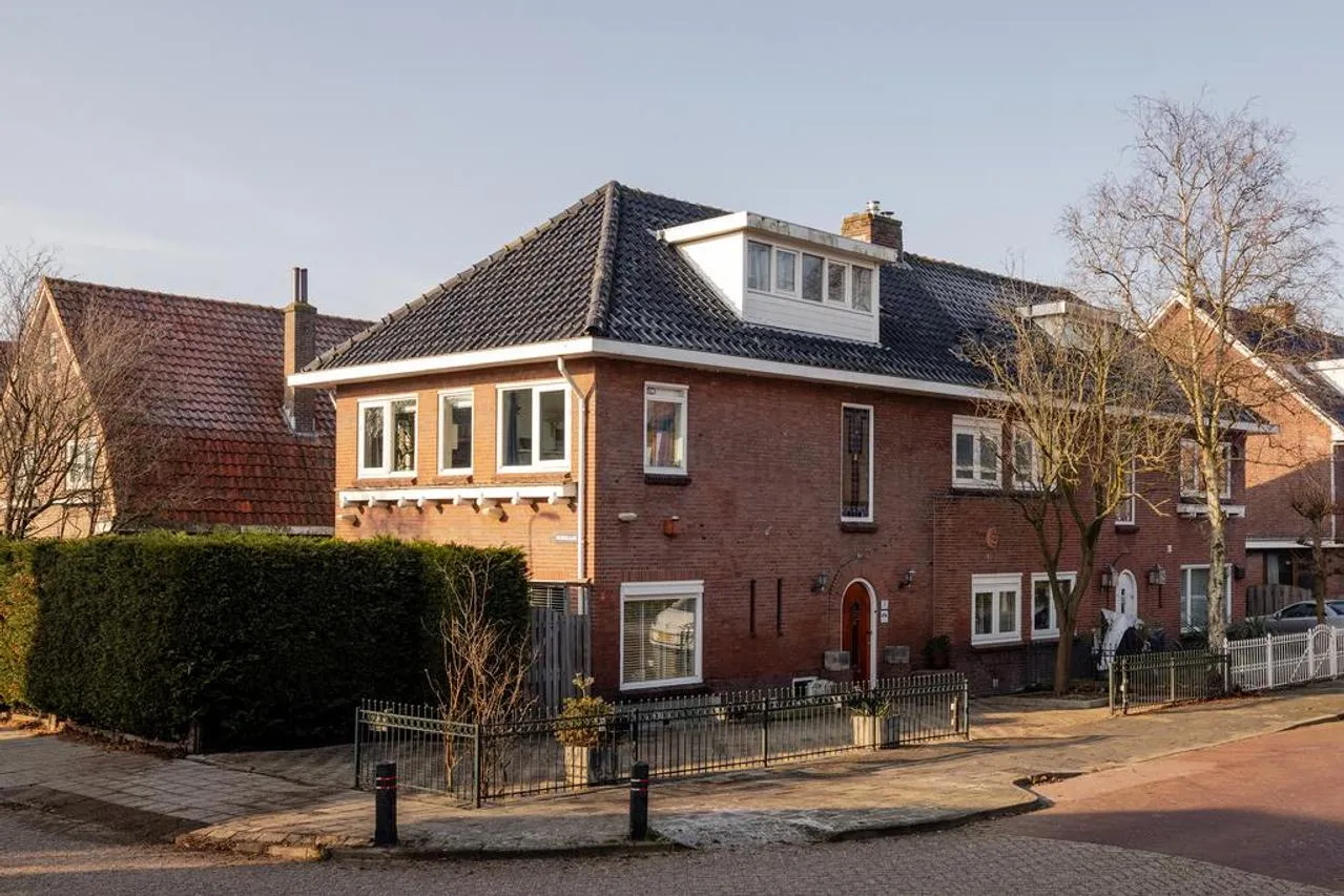 Twee-onder-één-kap te koop: Matthijs Sterklaan 2, Zwanenburg