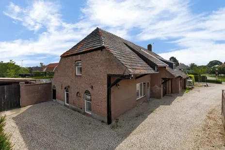 Twee-onder-één-kap te koop: Meerhoek 12, Genderen Genderen