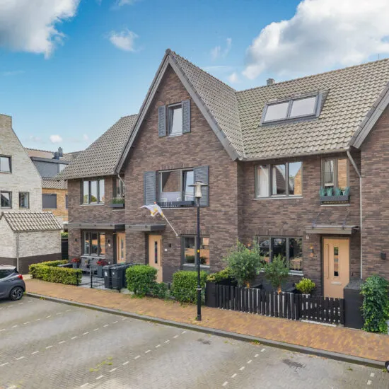 Tussenwoning te koop: Meeroever 5, Hillegom