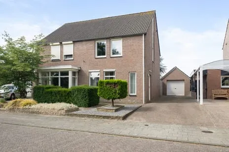 Twee-onder-één-kap te koop: Meester Beumersstraat 14, Beringe-centrum Beringe