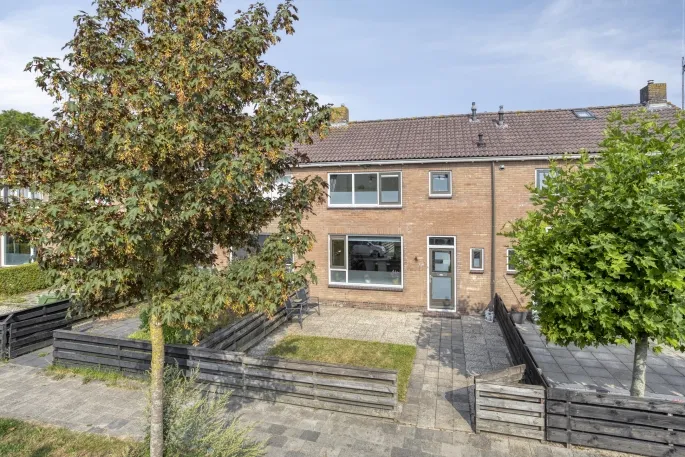 Tussenwoning te koop: Meester Klaas Douwesstraat 21, Tzum Tzum