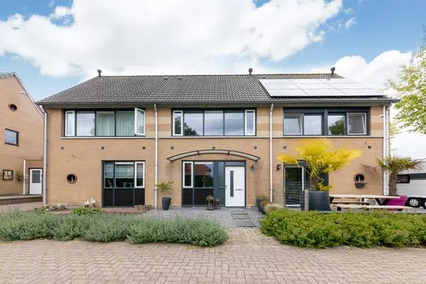 Tussenwoning te koop: Meester van de Venstraat 32, Kern Maasbommel Maasbommel