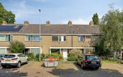 Tussenwoning te koop: Meeuwenlaan 5, De Vogelwijk Leiderdorp