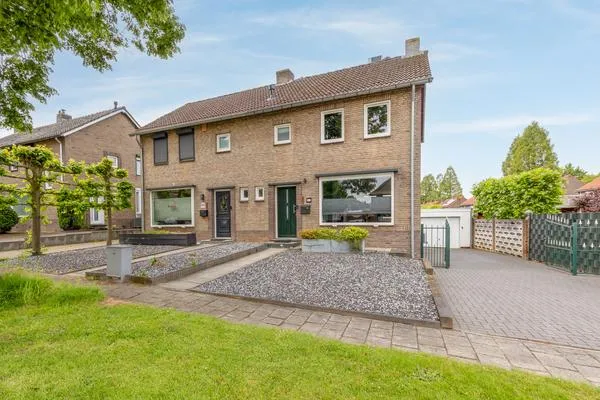 Twee-onder-één-kap te koop: Meeuwenlaan 61, Kluis Geleen