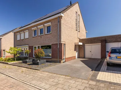 Tussenwoning te koop: Meidoorn 14, Elsloo Elsloo