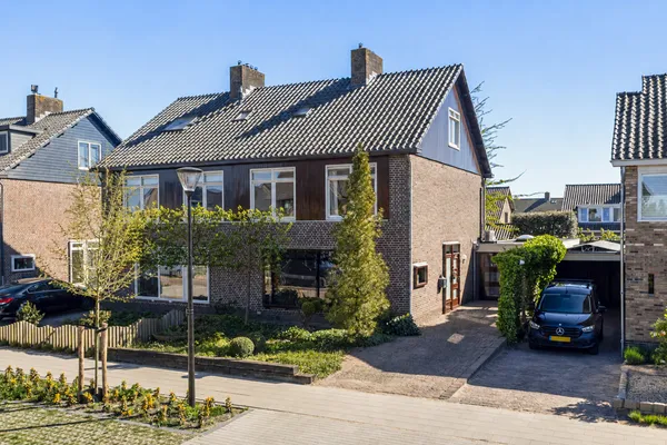 Twee-onder-één-kap te koop: Meidoornlaan 34, Renswoude Renswoude