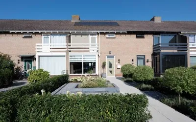 Tussenwoning te koop: Meidoornlaan 8, Hoeven Hoeven