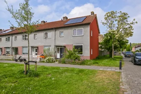 Corner house for sale: Meidoornstraat 81, Bomenbuurt Oost Zaandam