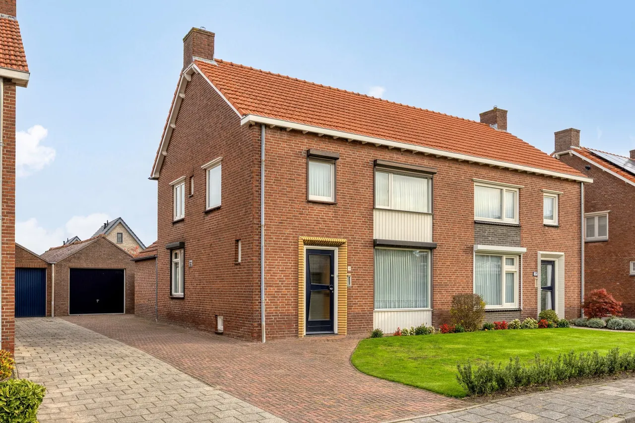 Twee-onder-één-kap te koop: Meidoornstraat 9, Budel