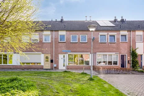 Tussenwoning te koop: Meindert Hobbemapad 6, Kern Axel Axel