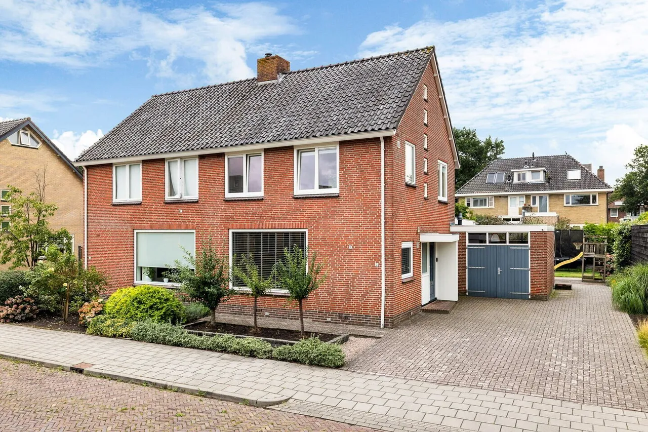 Twee-onder-één-kap te koop: Meineszstraat 3, Heerenveen