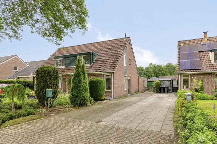 Twee-onder-één-kap te koop: Melchior van Brielstraat 5, Dorp Diepenveen Diepenveen