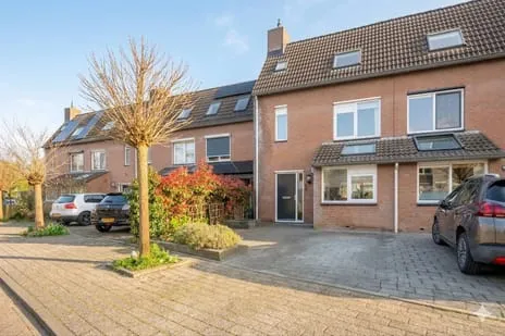 Tussenwoning te koop: Melkhoeve 55, Hoeven Houten
