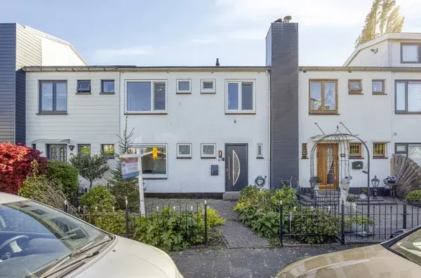 Tussenwoning te koop: Menadostraat 43, Indische Buurt Vlaardingen