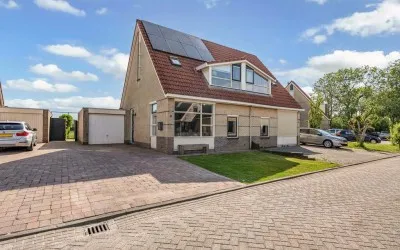 Twee-onder-één-kap te koop: Menno van Coehoornstraat 14, Sloten Sloten