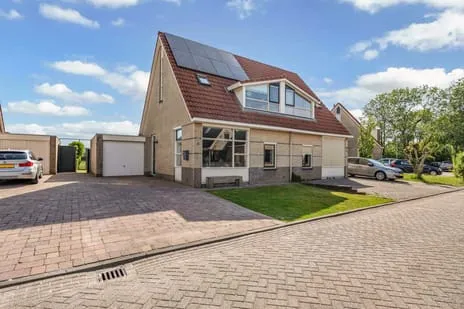 Twee-onder-één-kap te koop: Menno van Coehoornstraat 14, Sloten Sloten