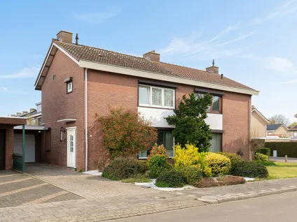 Twee-onder-één-kap te koop: Merckelbaghstraat 10, Landgraaf