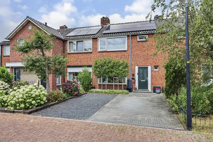 Terraced house for sale: Merelstraat 42, Winterswijk-Zuidwest Winterswijk