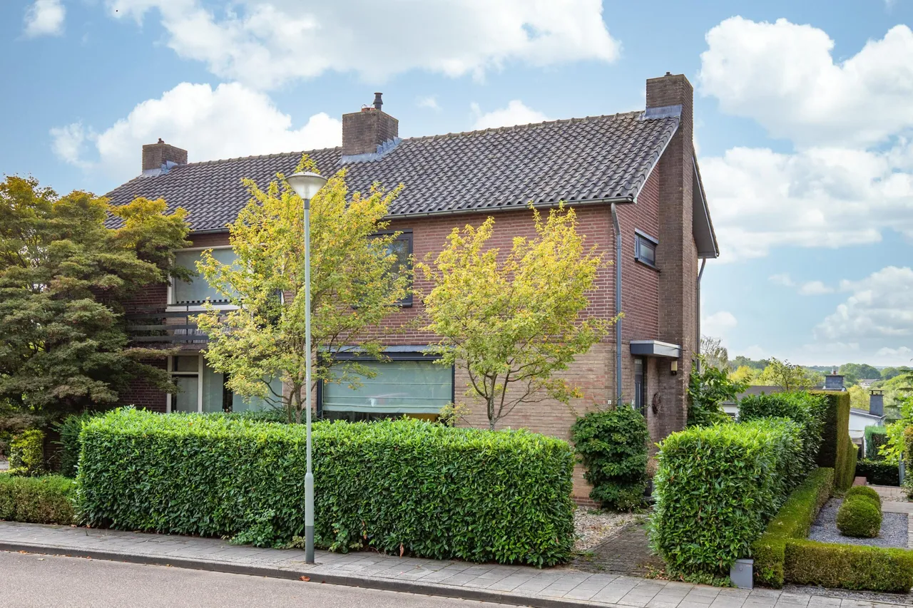 Twee-onder-één-kap te koop: Merovingenstraat 2, Simpelveld