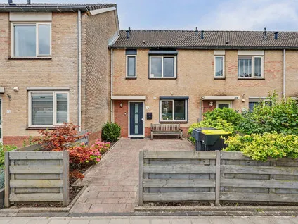 Tussenwoning te koop: Merwedestraat 47, Maasdam Woonkern Maasdam