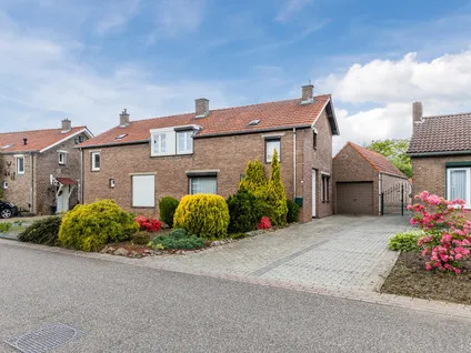 Twee-onder-één-kap te koop: Merwedestraat 8, Nieuwdorp Stein