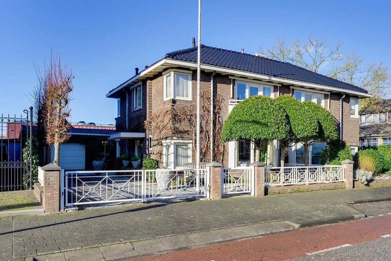 Twee-onder-één-kap te koop: Merwestraat 17, Sliedrecht