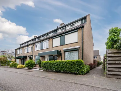 Tussenwoning te koop: Meteoorlaan 7, Planetenbuurt-Noord Alphen Aan Den Rijn