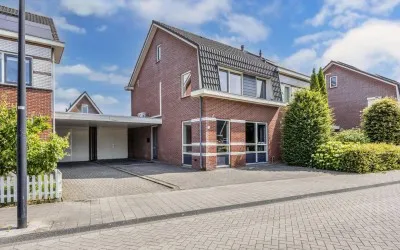 Corner house for sale: Metselaarsgilde 7, De Gilden Dronten