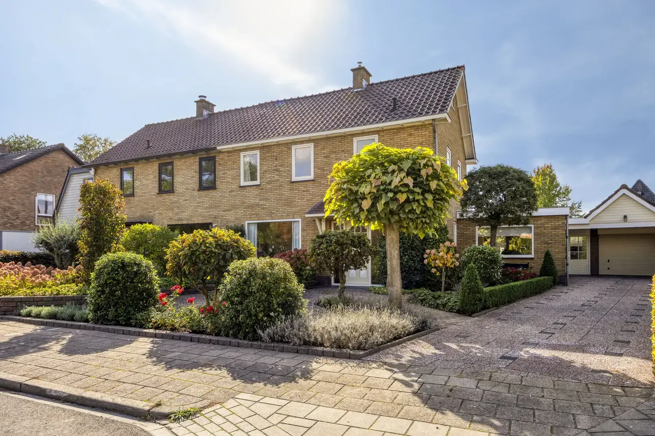 Twee-onder-één-kap te koop: Mettenbrincklaan 6, Barneveld