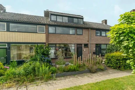 Terraced house for sale: Mezenlaan 112, Dieren-Noord boven spoorlijn Dieren