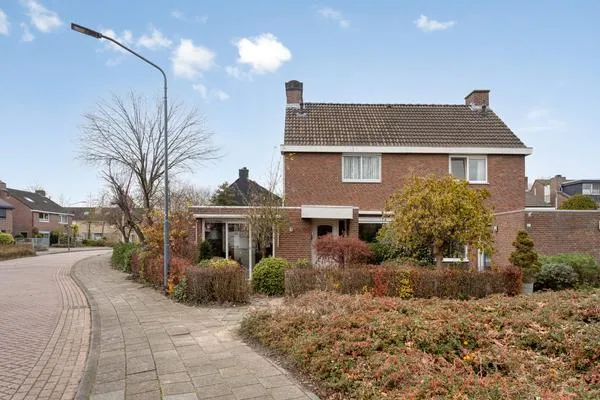 Twee-onder-één-kap te koop: Mezenlaan 43, Vogelbuurt Oosterhout