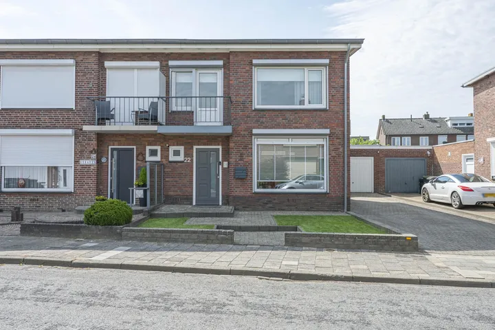 Twee-onder-één-kap te koop: Mgr. Lemmensstraat 22, Nieuwenhagerheide Landgraaf