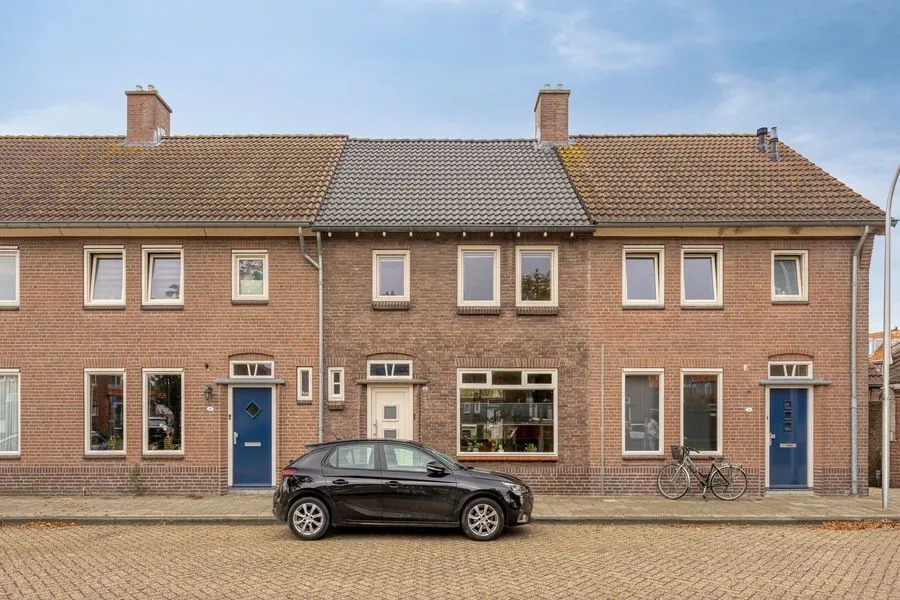 Tussenwoning te koop: Mgr. Zwijsenstraat 4, Waalwijk