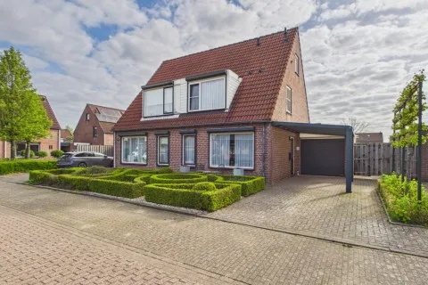 Twee-onder-één-kap te koop: Michiel de Ruijterstraat 33, Kloosterzande