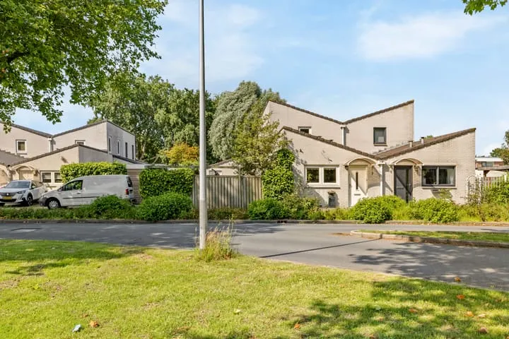 Terraced house for sale: Middelburghof 8, Stedenwijk Midden-west Almere