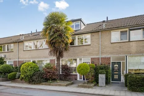 Tussenwoning te koop: Middelburglaan 20, De Kruiskamp 'S-Hertogenbosch